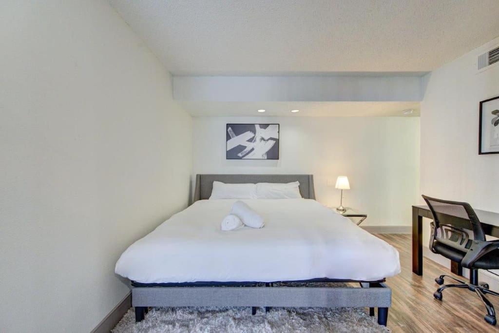 Lux Suite /King Bed /Free Parking/Pool/First Floor Houston Luaran gambar