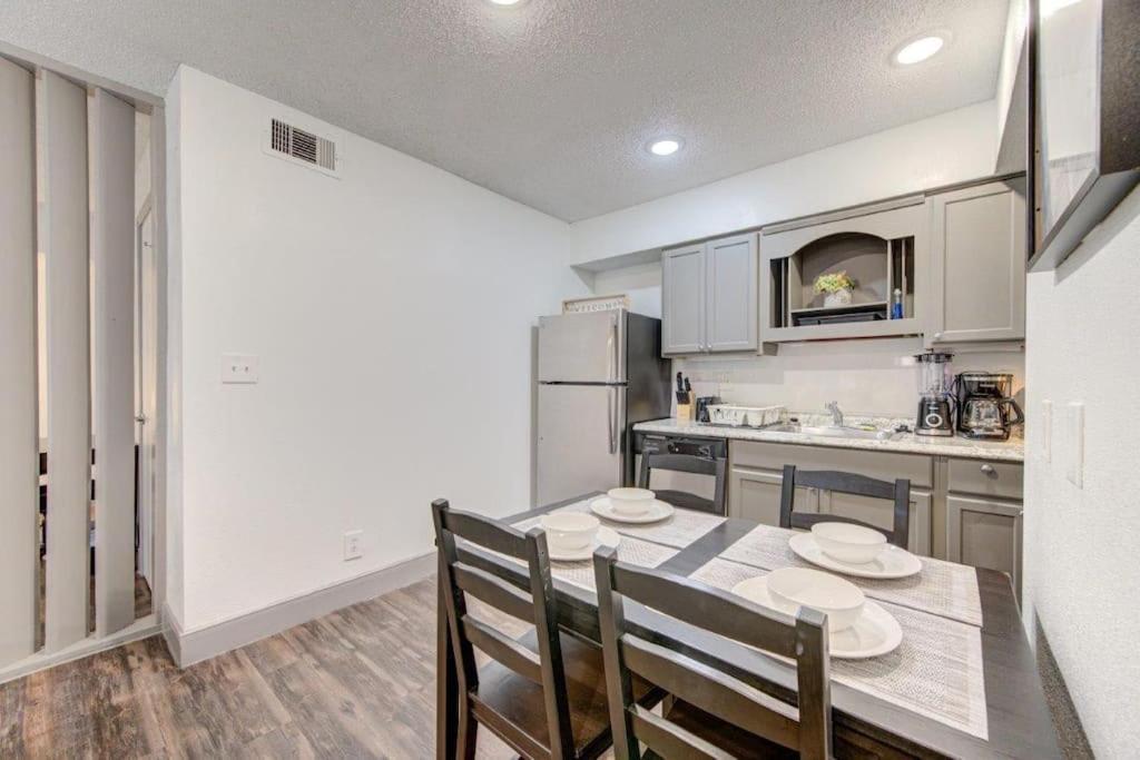 Lux Suite /King Bed /Free Parking/Pool/First Floor Houston Luaran gambar