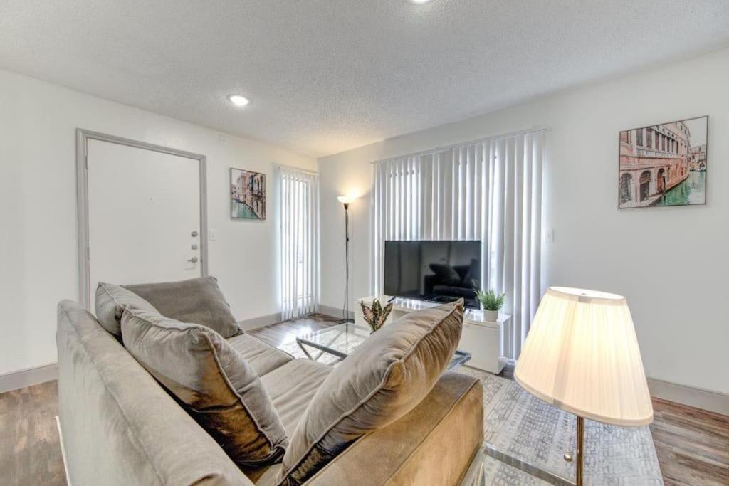 Lux Suite /King Bed /Free Parking/Pool/First Floor Houston Luaran gambar