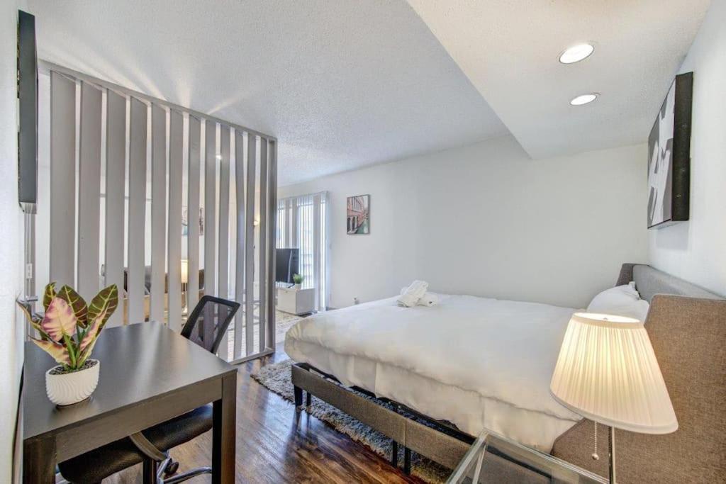 Lux Suite /King Bed /Free Parking/Pool/First Floor Houston Luaran gambar