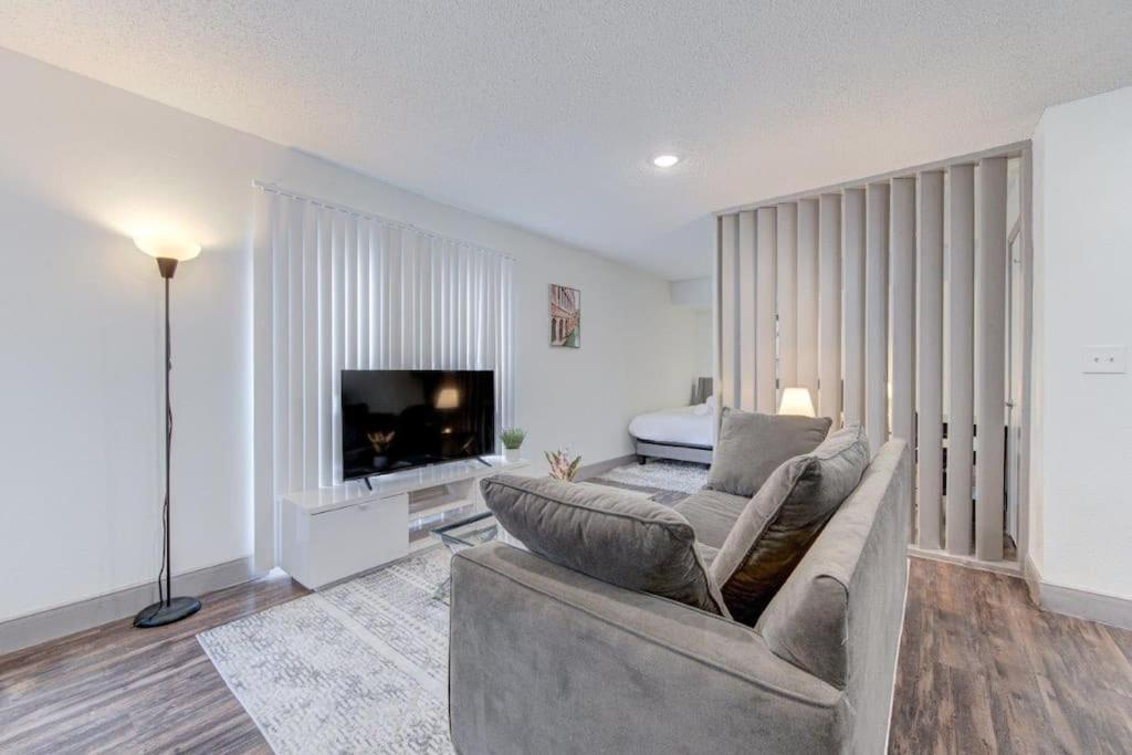 Lux Suite /King Bed /Free Parking/Pool/First Floor Houston Luaran gambar