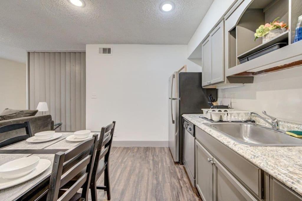 Lux Suite /King Bed /Free Parking/Pool/First Floor Houston Luaran gambar