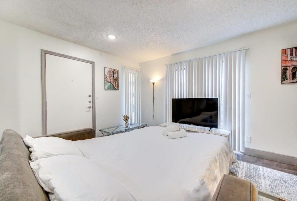Lux Suite /King Bed /Free Parking/Pool/First Floor Houston Luaran gambar